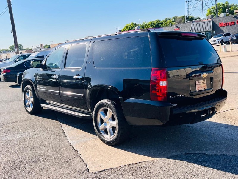 Chevrolet Suburban Vehicle Full-screen Gallery Image 15