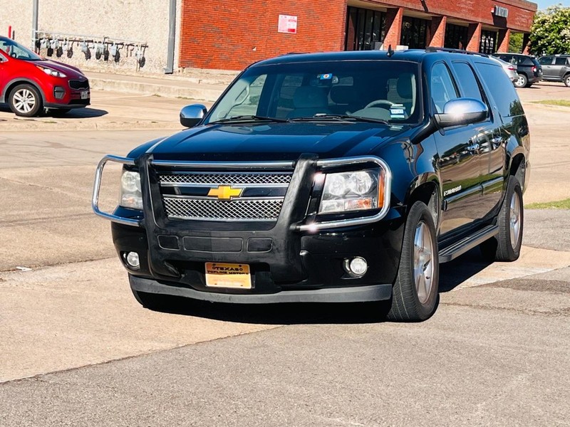 Chevrolet Suburban Vehicle Full-screen Gallery Image 17