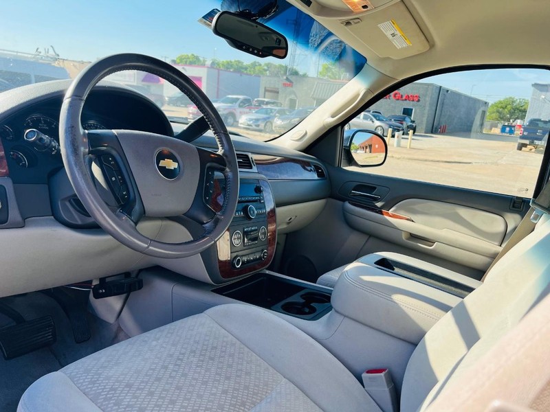 Chevrolet Suburban Vehicle Full-screen Gallery Image 18