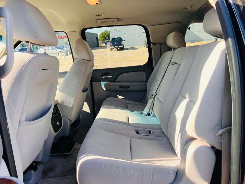 Chevrolet Suburban Vehicle Full-screen Gallery Image 19