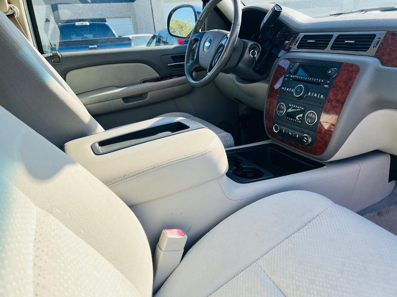 Chevrolet Suburban Vehicle Full-screen Gallery Image 20