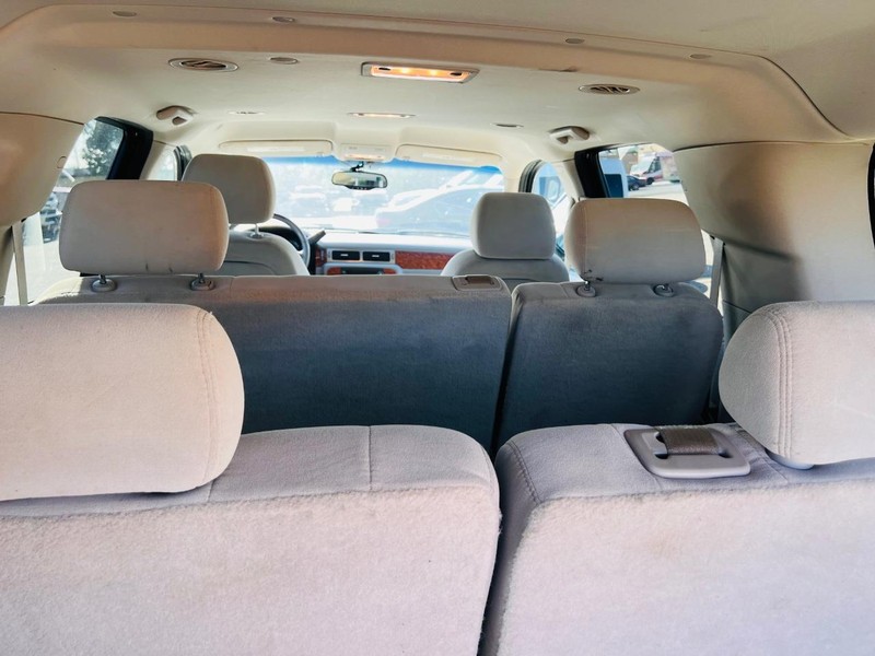 Chevrolet Suburban Vehicle Full-screen Gallery Image 22