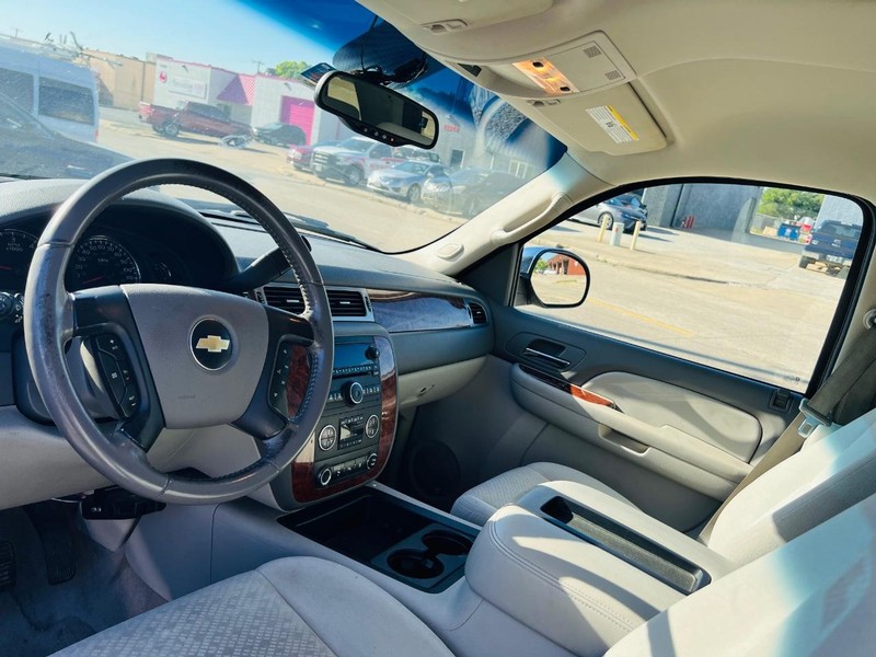 Chevrolet Suburban Vehicle Full-screen Gallery Image 23