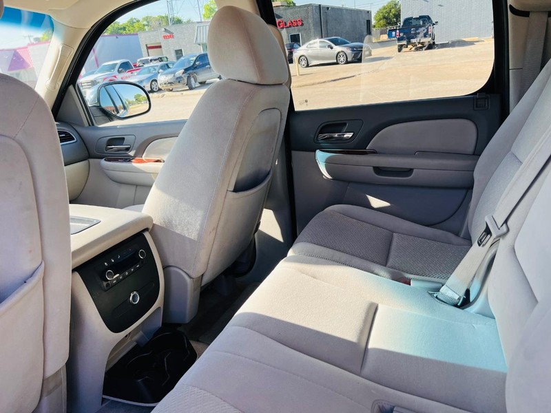 Chevrolet Suburban Vehicle Full-screen Gallery Image 24
