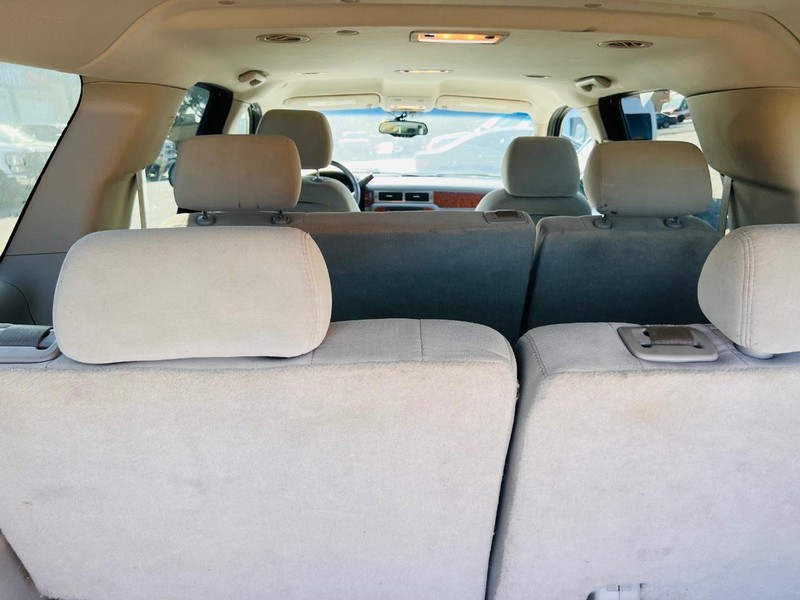 Chevrolet Suburban Vehicle Full-screen Gallery Image 25