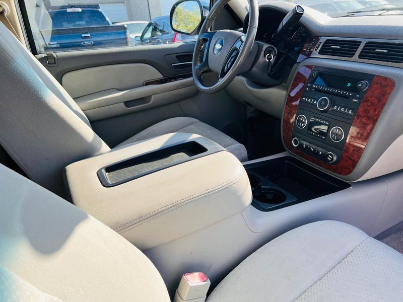 Chevrolet Suburban Vehicle Full-screen Gallery Image 26