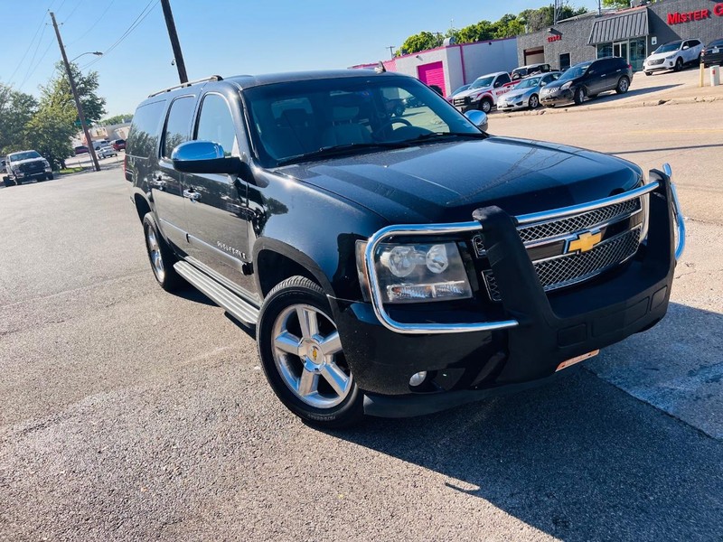 Chevrolet Suburban Vehicle Full-screen Gallery Image 28