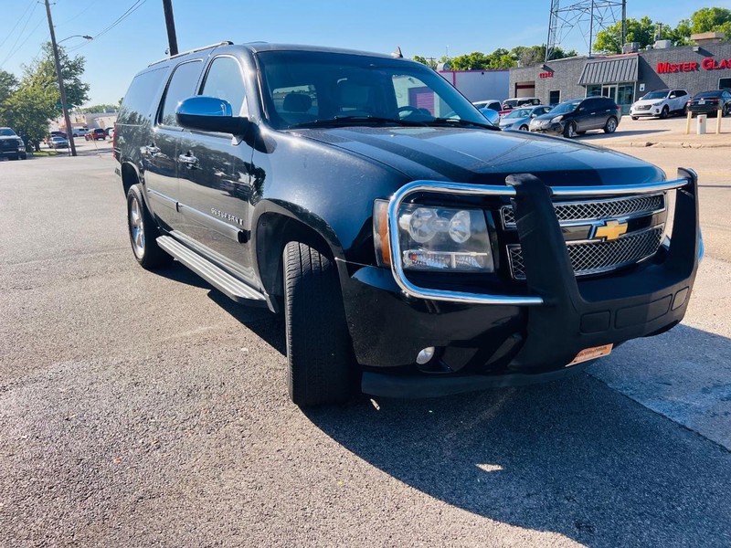 Chevrolet Suburban Vehicle Full-screen Gallery Image 29