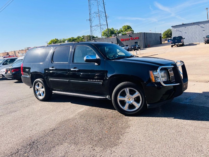 Chevrolet Suburban Vehicle Full-screen Gallery Image 30
