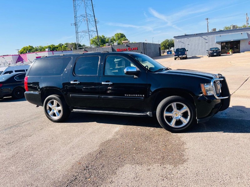 Chevrolet Suburban Vehicle Full-screen Gallery Image 31