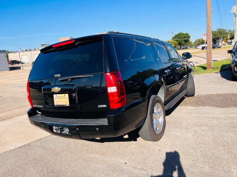 Chevrolet Suburban Vehicle Full-screen Gallery Image 32