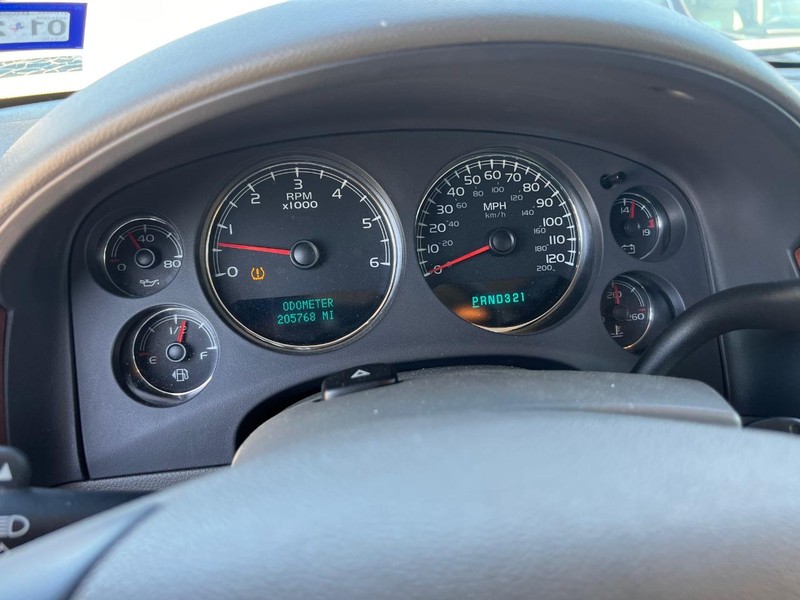 Chevrolet Suburban Vehicle Full-screen Gallery Image 35