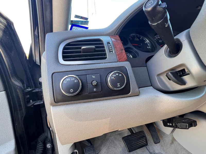 Chevrolet Suburban Vehicle Full-screen Gallery Image 36