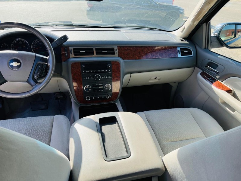Chevrolet Suburban Vehicle Full-screen Gallery Image 37