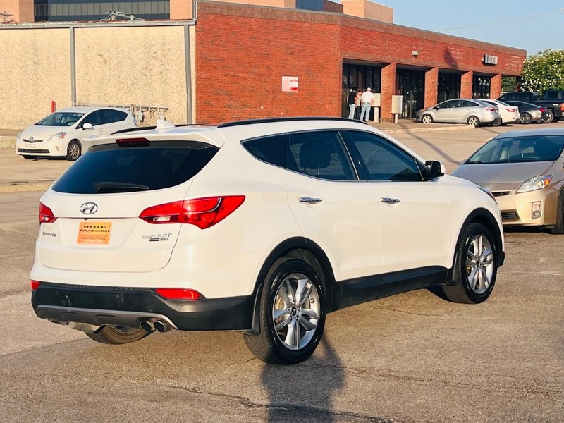 Hyundai Santa Fe Vehicle Full-screen Gallery Image 10