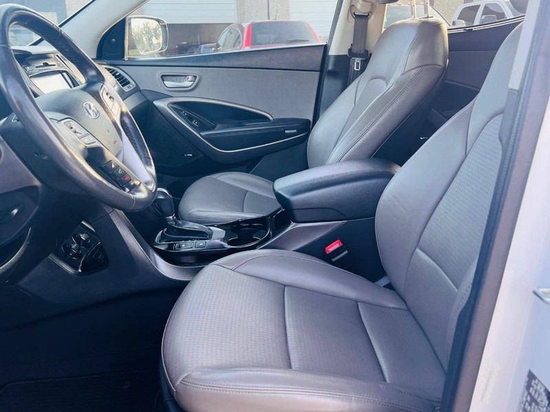 Hyundai Santa Fe Vehicle Full-screen Gallery Image 14