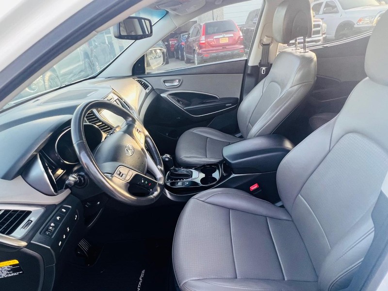 Hyundai Santa Fe Vehicle Full-screen Gallery Image 19
