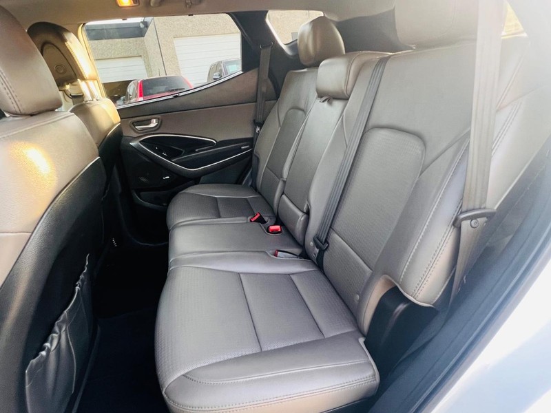 Hyundai Santa Fe Vehicle Full-screen Gallery Image 20