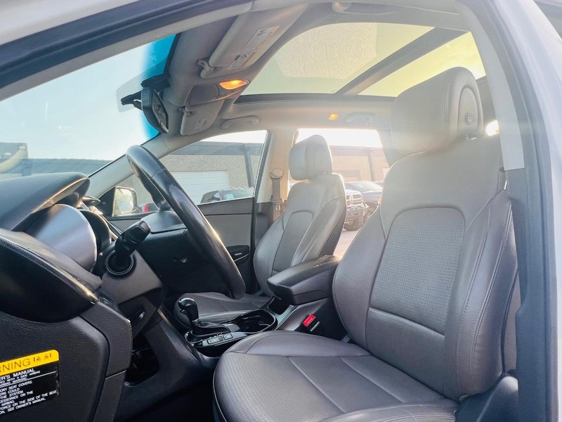 Hyundai Santa Fe Vehicle Full-screen Gallery Image 21