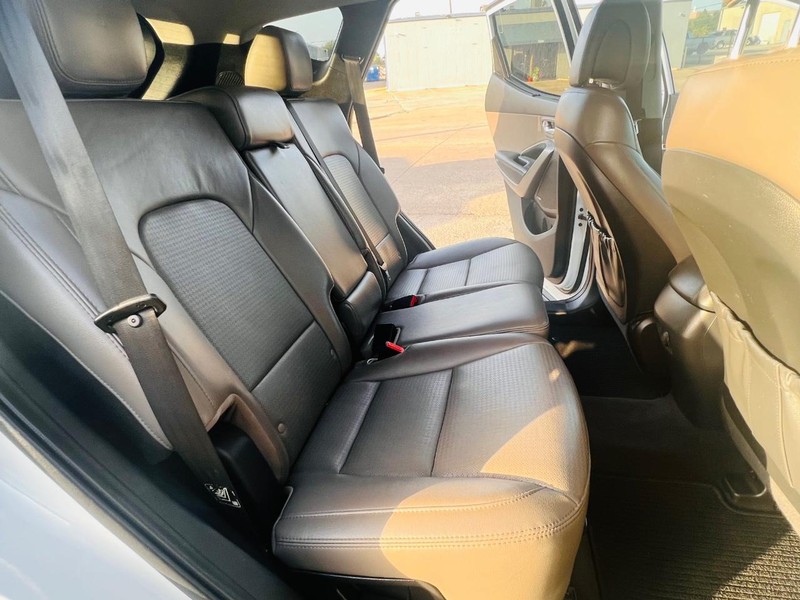 Hyundai Santa Fe Vehicle Full-screen Gallery Image 22