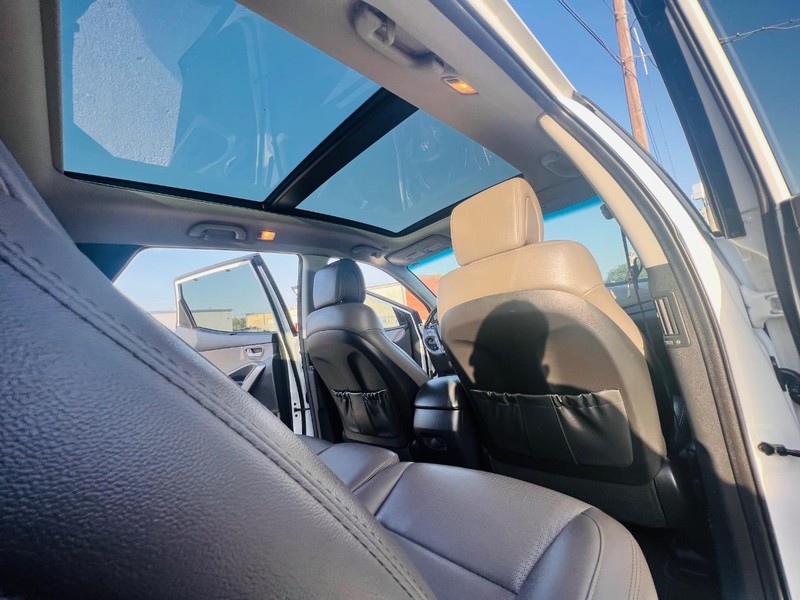 Hyundai Santa Fe Vehicle Full-screen Gallery Image 24