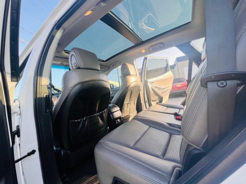 Hyundai Santa Fe Vehicle Full-screen Gallery Image 25