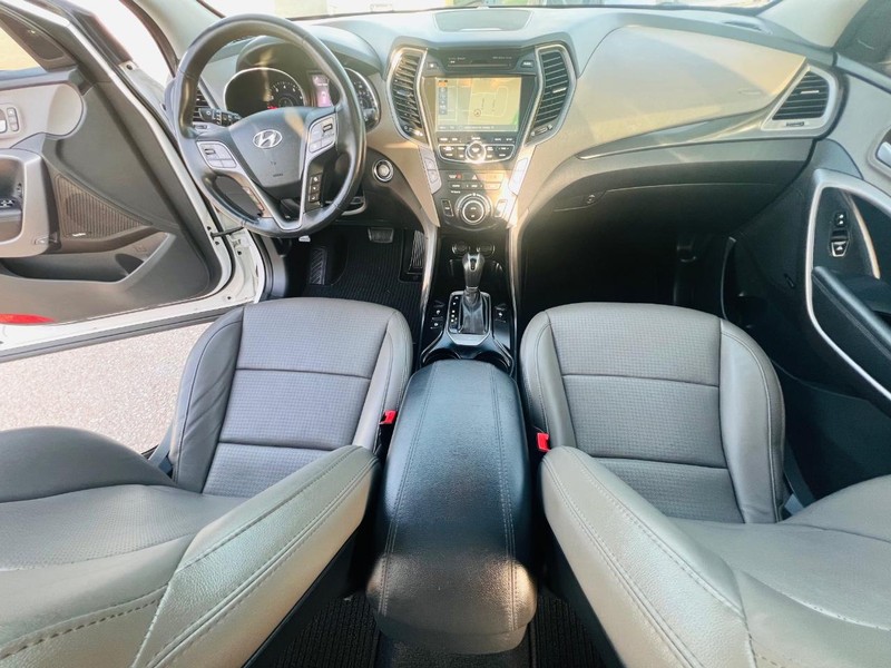 Hyundai Santa Fe Vehicle Full-screen Gallery Image 26