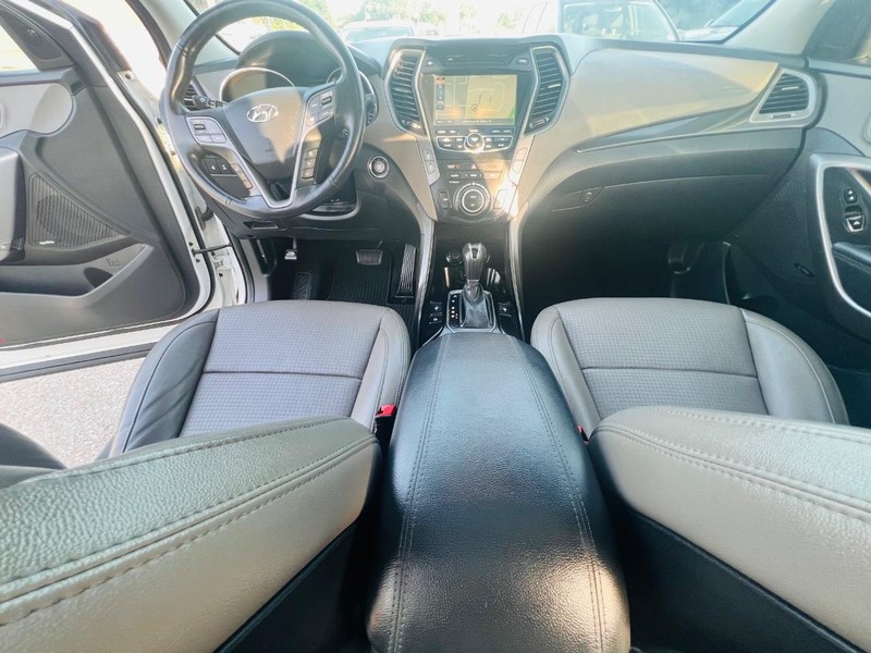 Hyundai Santa Fe Vehicle Full-screen Gallery Image 27