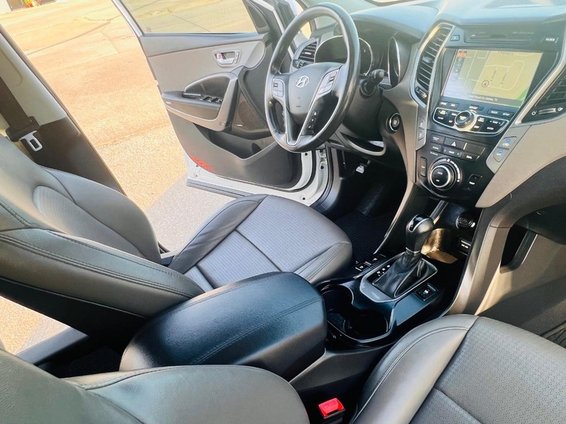 Hyundai Santa Fe Vehicle Full-screen Gallery Image 29
