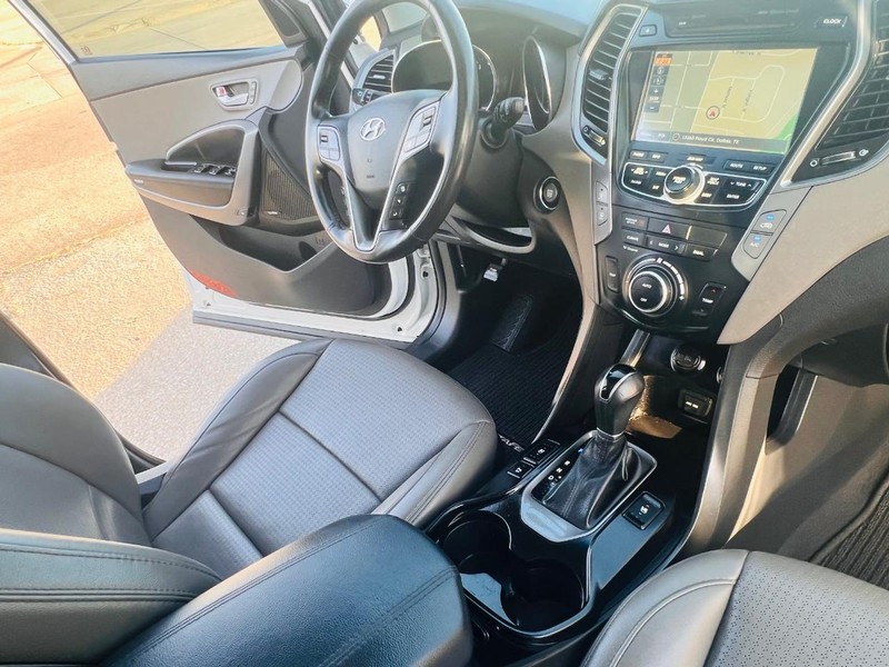 Hyundai Santa Fe Vehicle Full-screen Gallery Image 30
