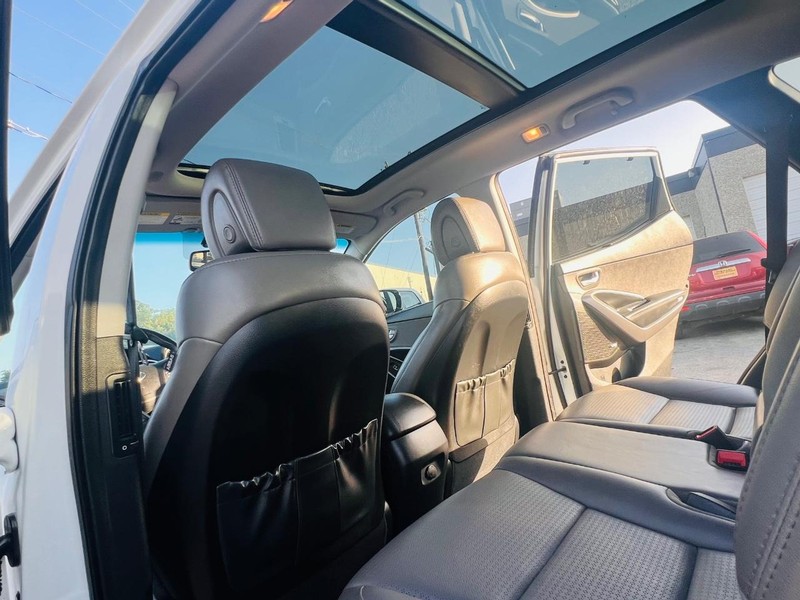 Hyundai Santa Fe Vehicle Full-screen Gallery Image 31