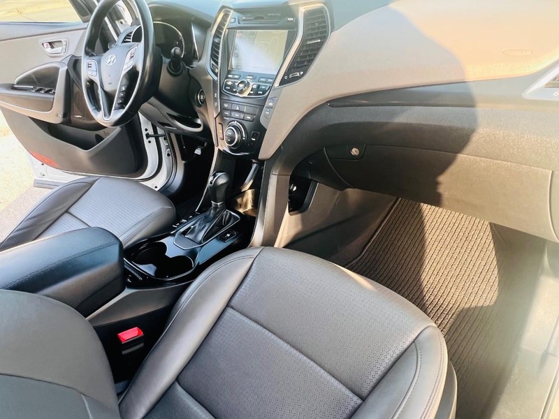 Hyundai Santa Fe Vehicle Full-screen Gallery Image 32