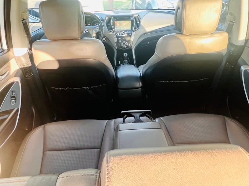 Hyundai Santa Fe Vehicle Full-screen Gallery Image 35