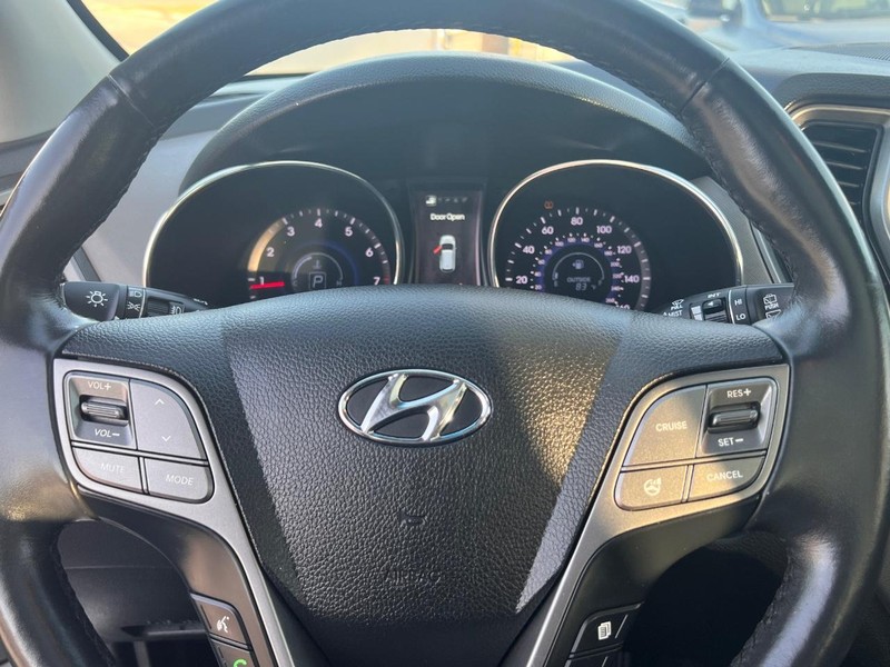 Hyundai Santa Fe Vehicle Full-screen Gallery Image 45