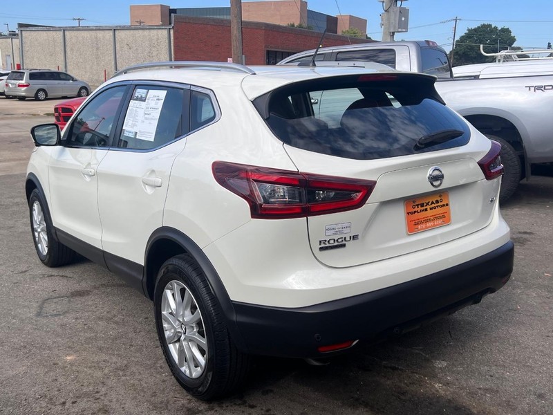 Nissan Rogue Sport Vehicle Full-screen Gallery Image 5