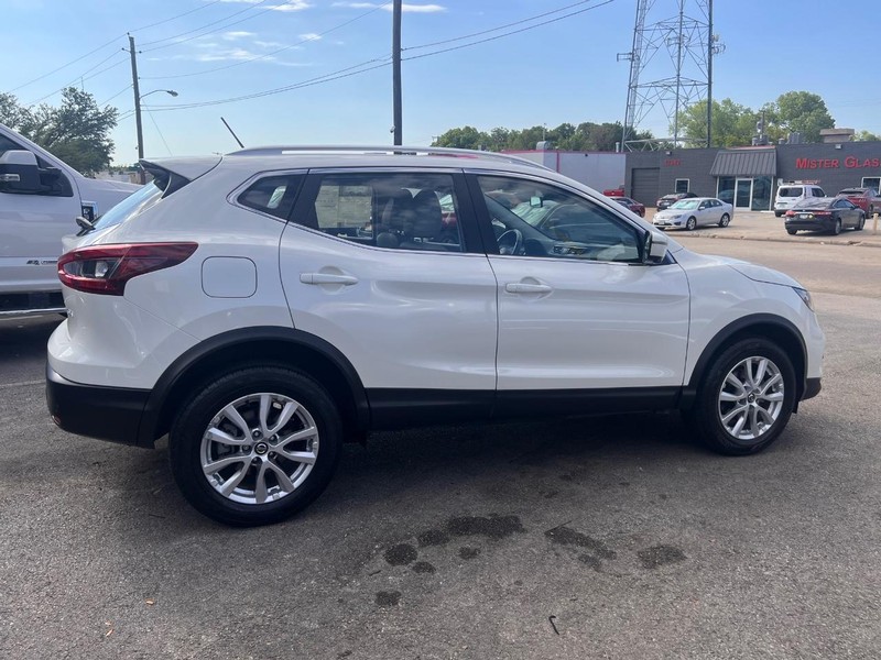 Nissan Rogue Sport Vehicle Full-screen Gallery Image 8