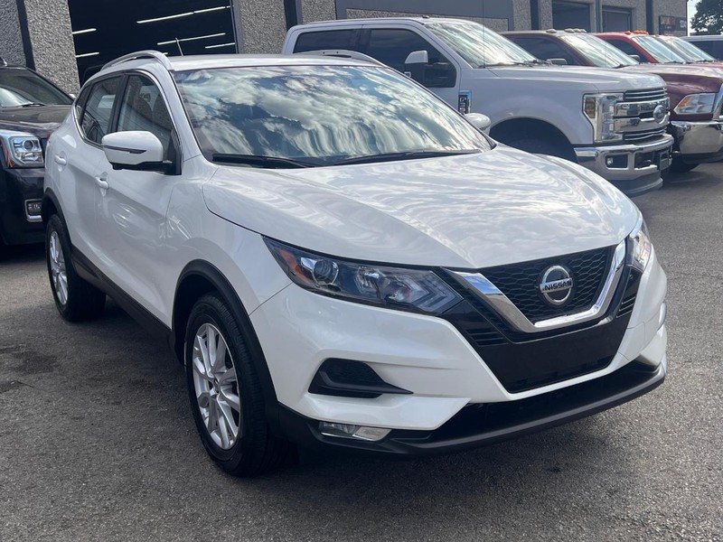 Nissan Rogue Sport Vehicle Full-screen Gallery Image 9