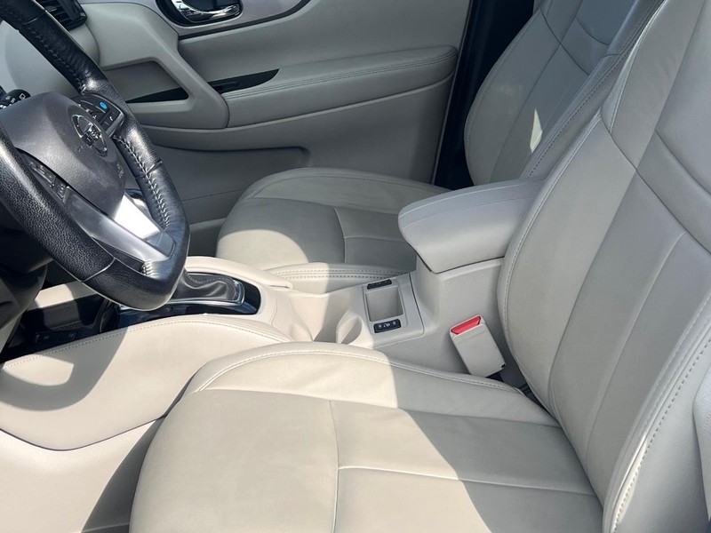 Nissan Rogue Sport Vehicle Full-screen Gallery Image 13