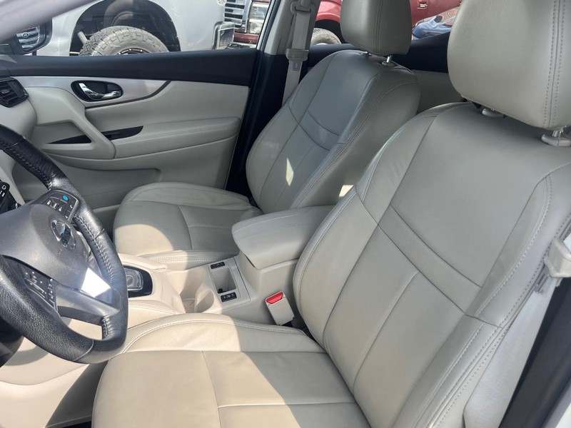 Nissan Rogue Sport Vehicle Full-screen Gallery Image 15