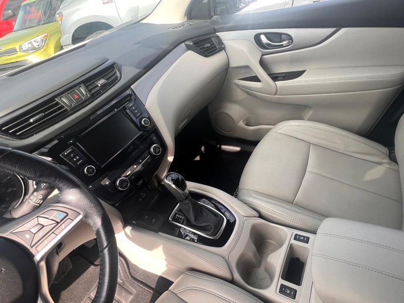 Nissan Rogue Sport Vehicle Full-screen Gallery Image 19