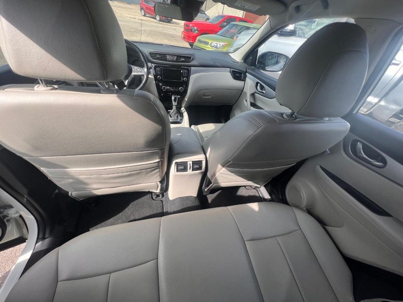 Nissan Rogue Sport Vehicle Full-screen Gallery Image 20