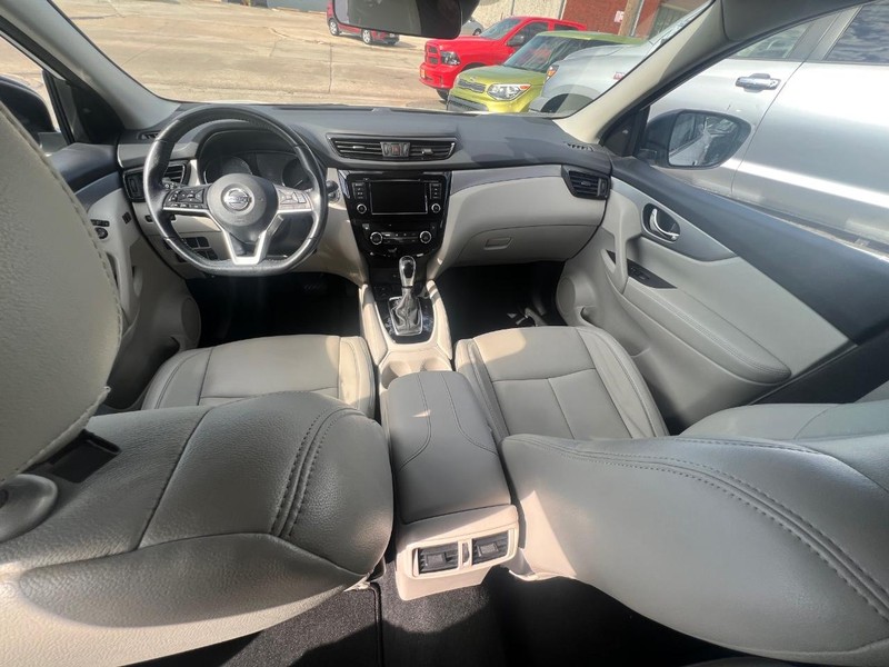 Nissan Rogue Sport Vehicle Full-screen Gallery Image 21
