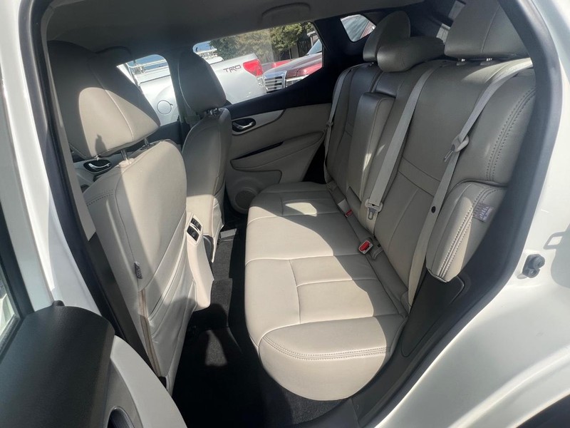 Nissan Rogue Sport Vehicle Full-screen Gallery Image 22