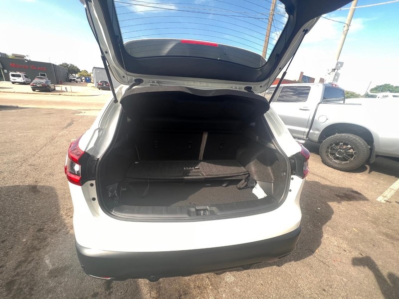 Nissan Rogue Sport Vehicle Full-screen Gallery Image 23