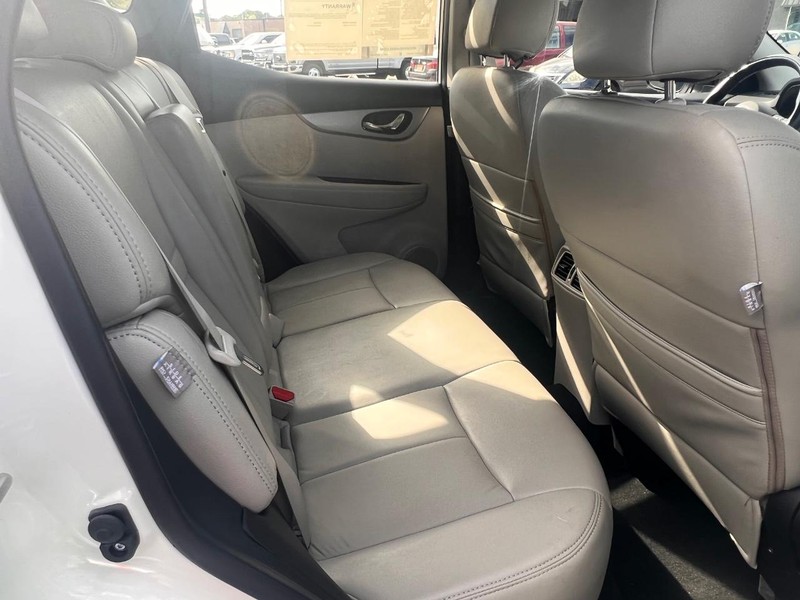 Nissan Rogue Sport Vehicle Full-screen Gallery Image 25