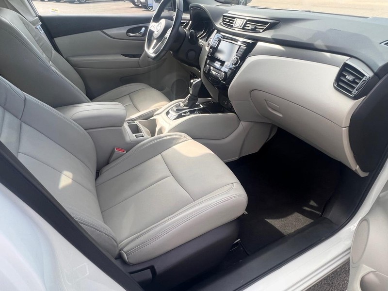 Nissan Rogue Sport Vehicle Full-screen Gallery Image 28