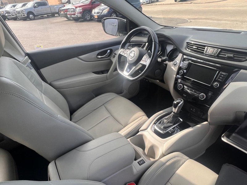 Nissan Rogue Sport Vehicle Full-screen Gallery Image 29