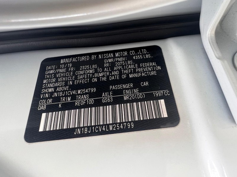 Nissan Rogue Sport Vehicle Full-screen Gallery Image 32