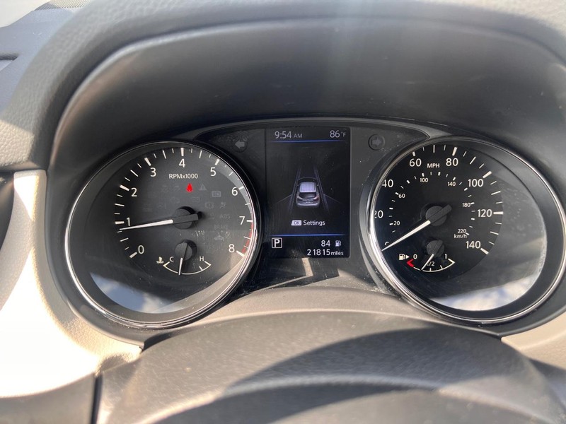 Nissan Rogue Sport Vehicle Full-screen Gallery Image 34
