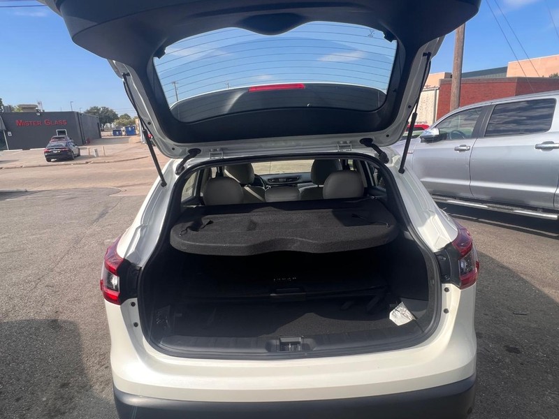 Nissan Rogue Sport Vehicle Full-screen Gallery Image 35